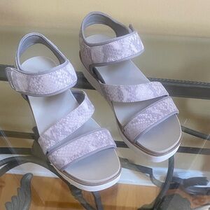 Dr Scholls women's 7M Grey animal print light weight sandals